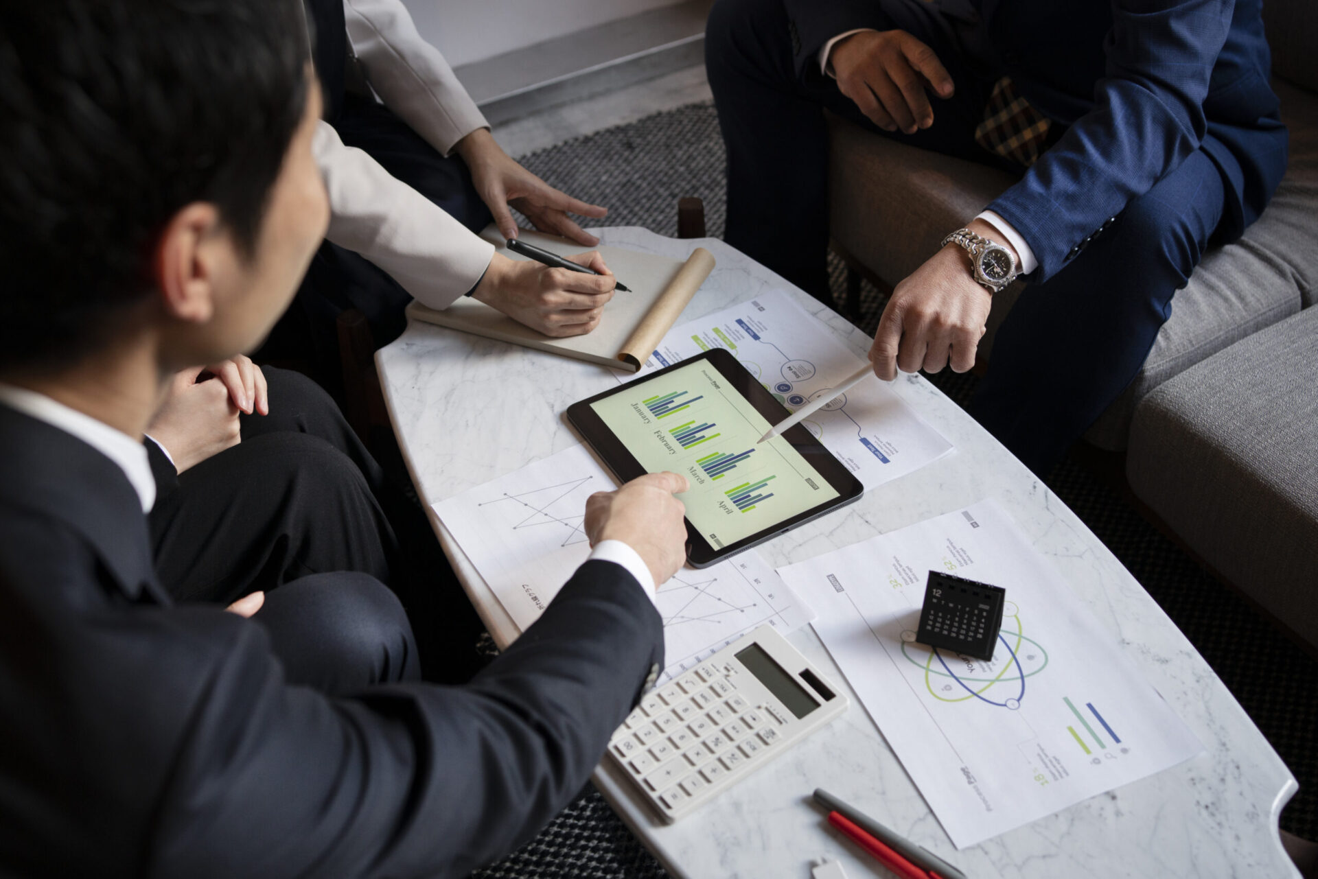 Equipe do financeiro fazendo a gestão financeira de benefícios corporativos em um tablet.